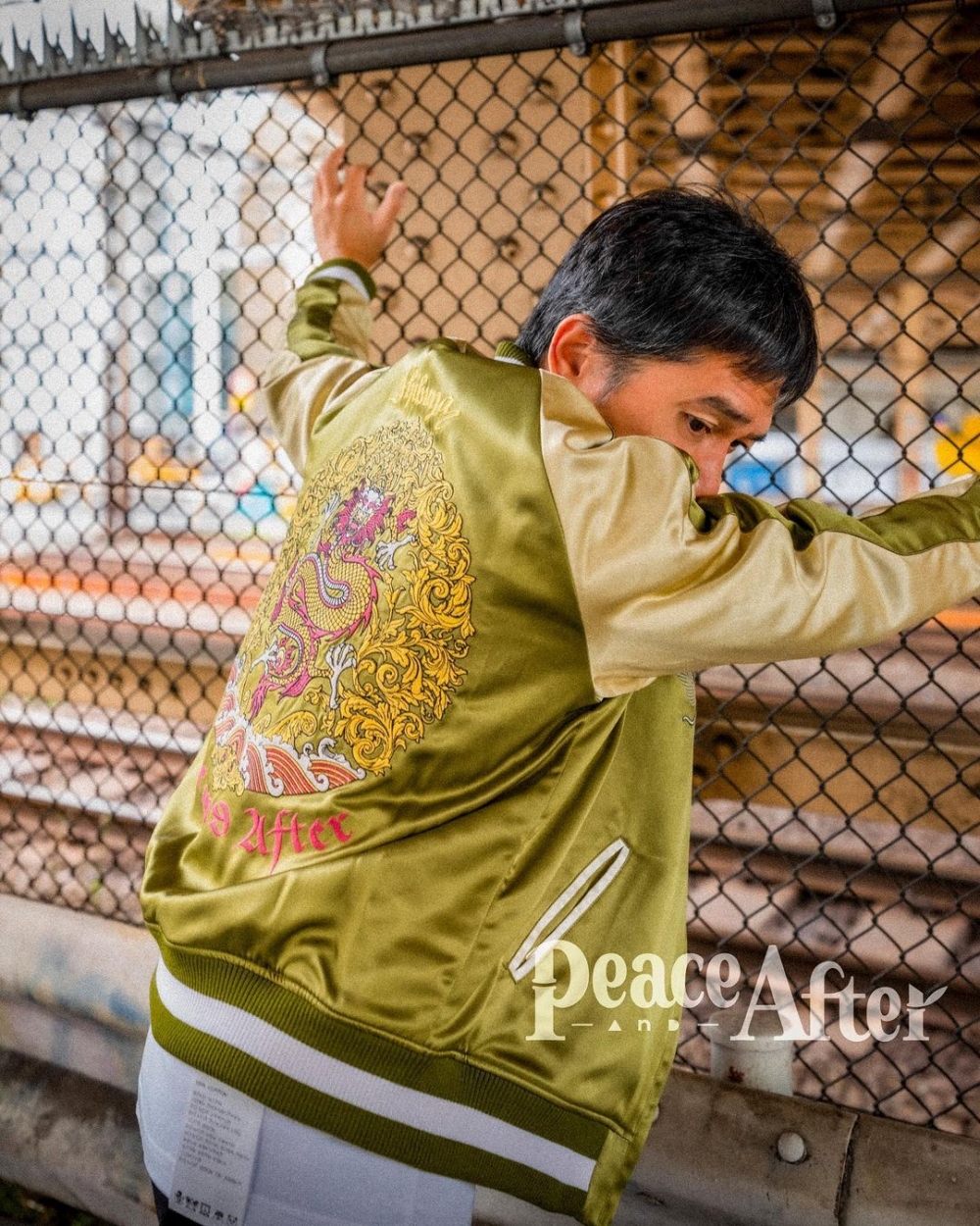 首張相只有露出梁朝偉的側面。