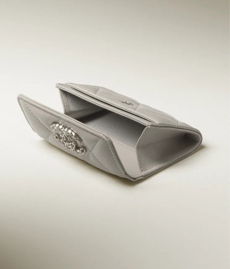 皮革交織金屬的雙C元素。