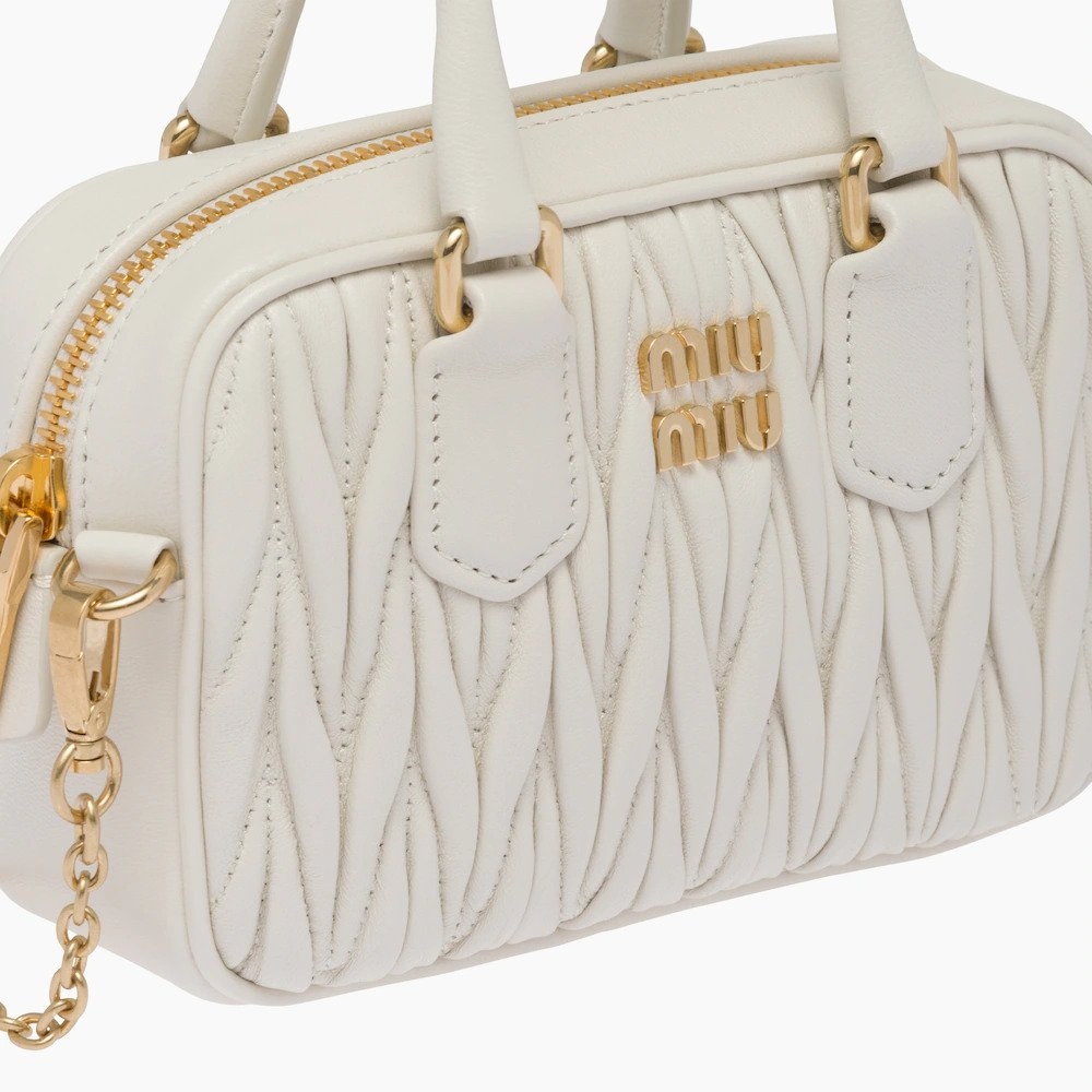 迷你版本的Matelassé Nappa Leather手挽袋。