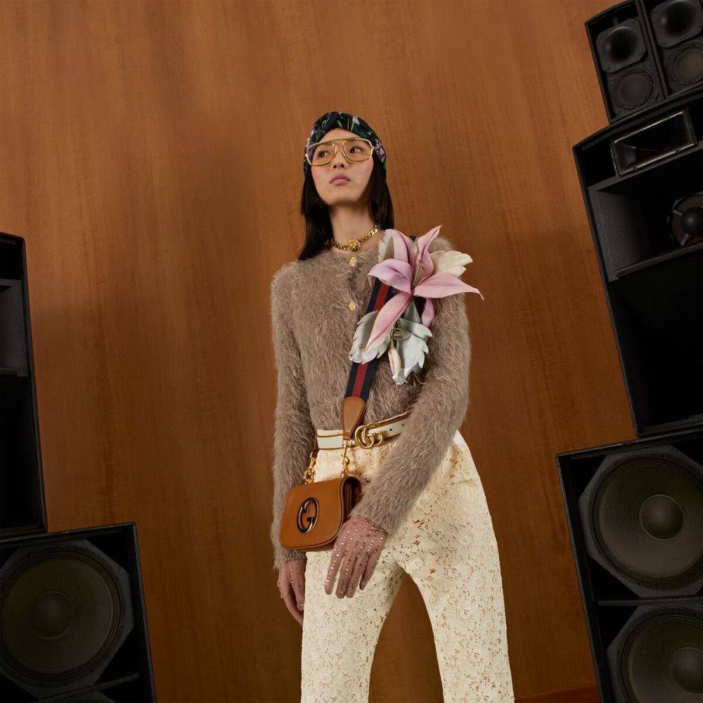 搭配上寬揹帶的設計帶出了休閒的感覺。