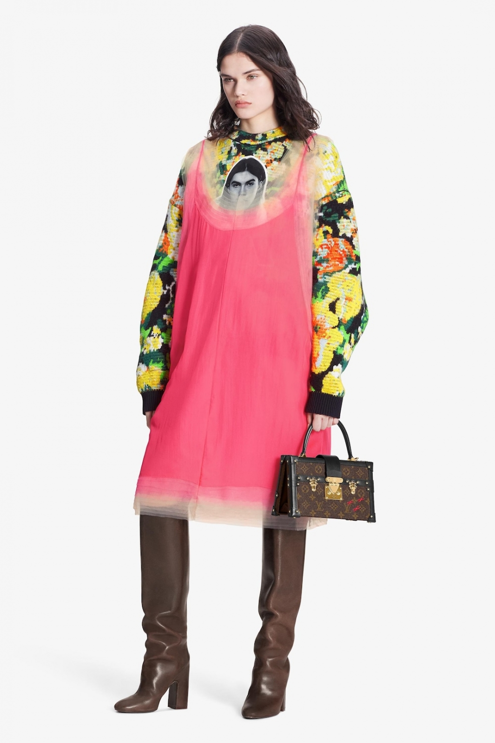 模特兒演繹Louis Vuitton Petite Malle V。