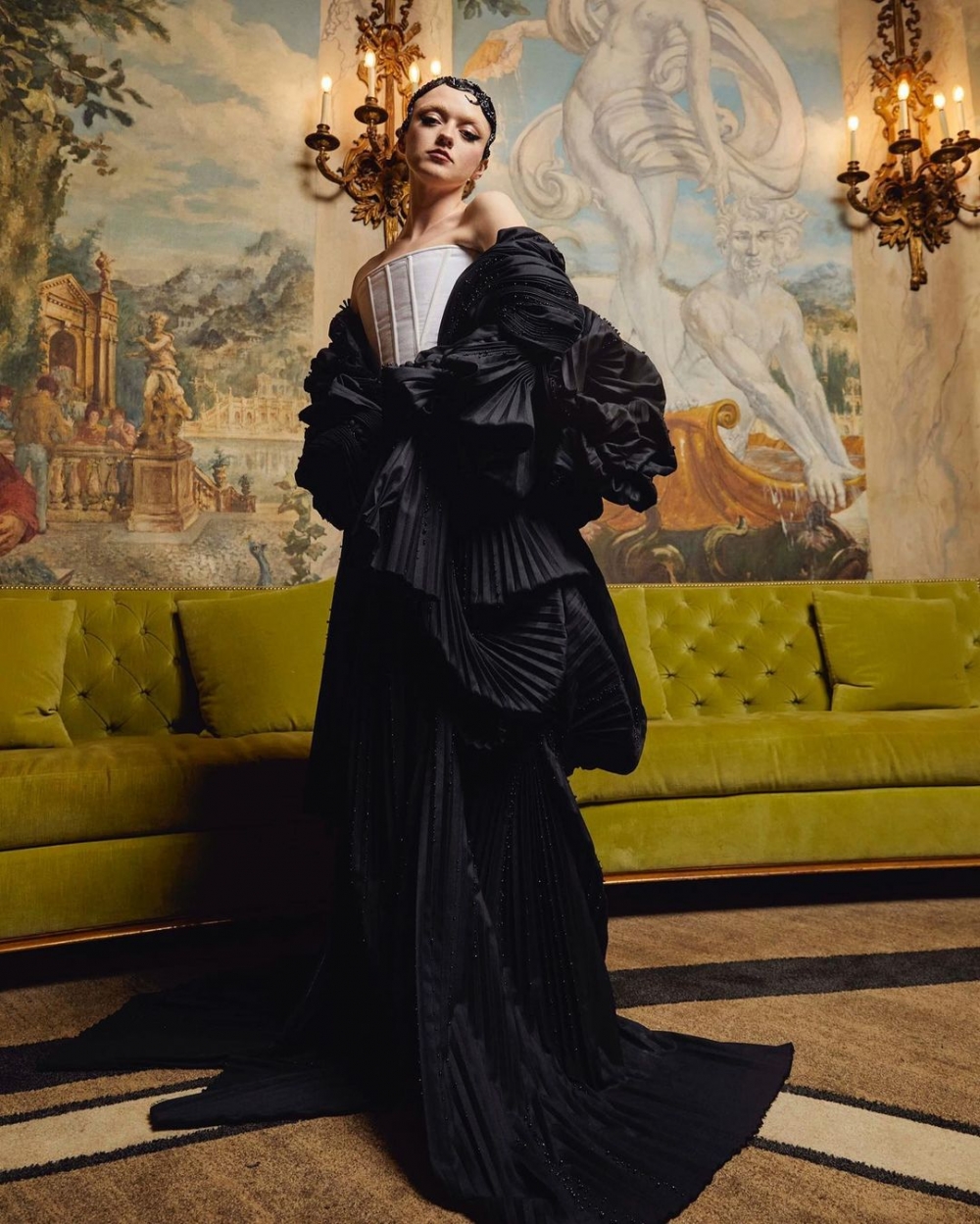 Maisie Williams飾演Catherine Dior一角在即將上映電視劇《The New Look》。