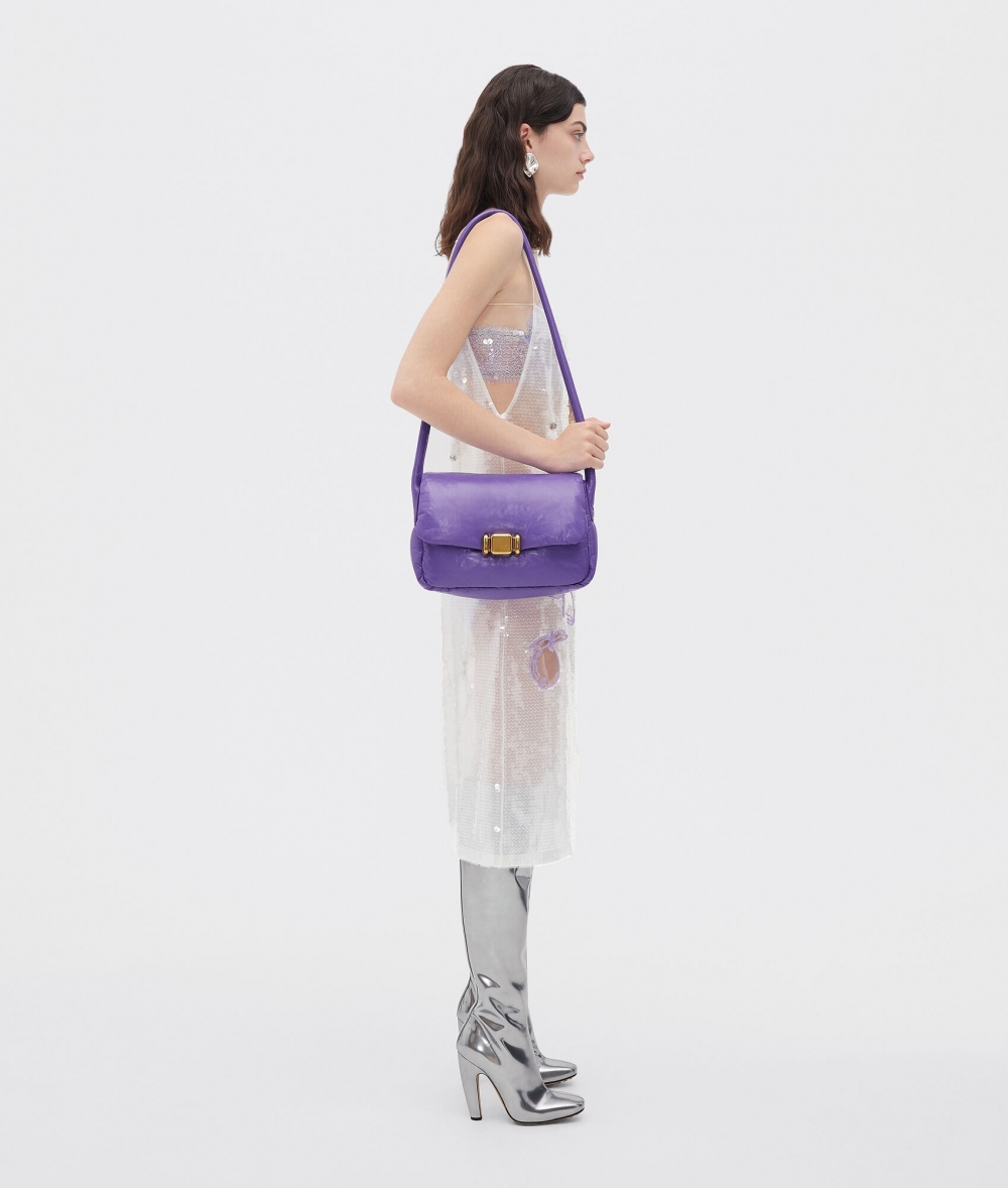 模特兒示範Pad Cross-Body Bag-Purple