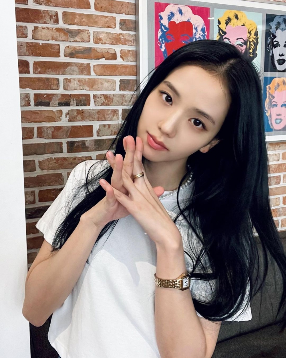 作為BLACKPINK顏值擔當,Jisoo的一頭「深焙黑茶」長髮,與精緻五官結合,公主造型即有。
