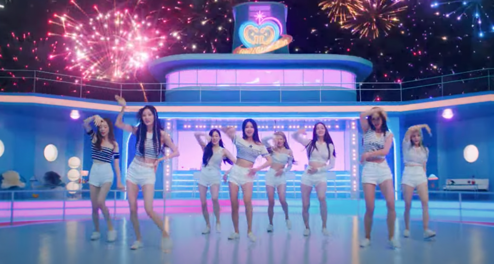 這套服裝造型也勾起大家的回憶。