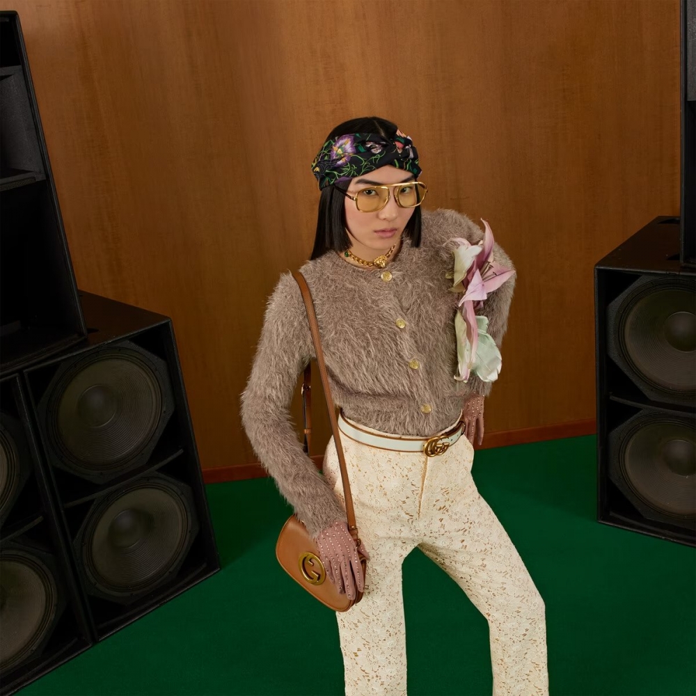 焦糖棕搭配上金色的 Interlocking G更顯貴氣。