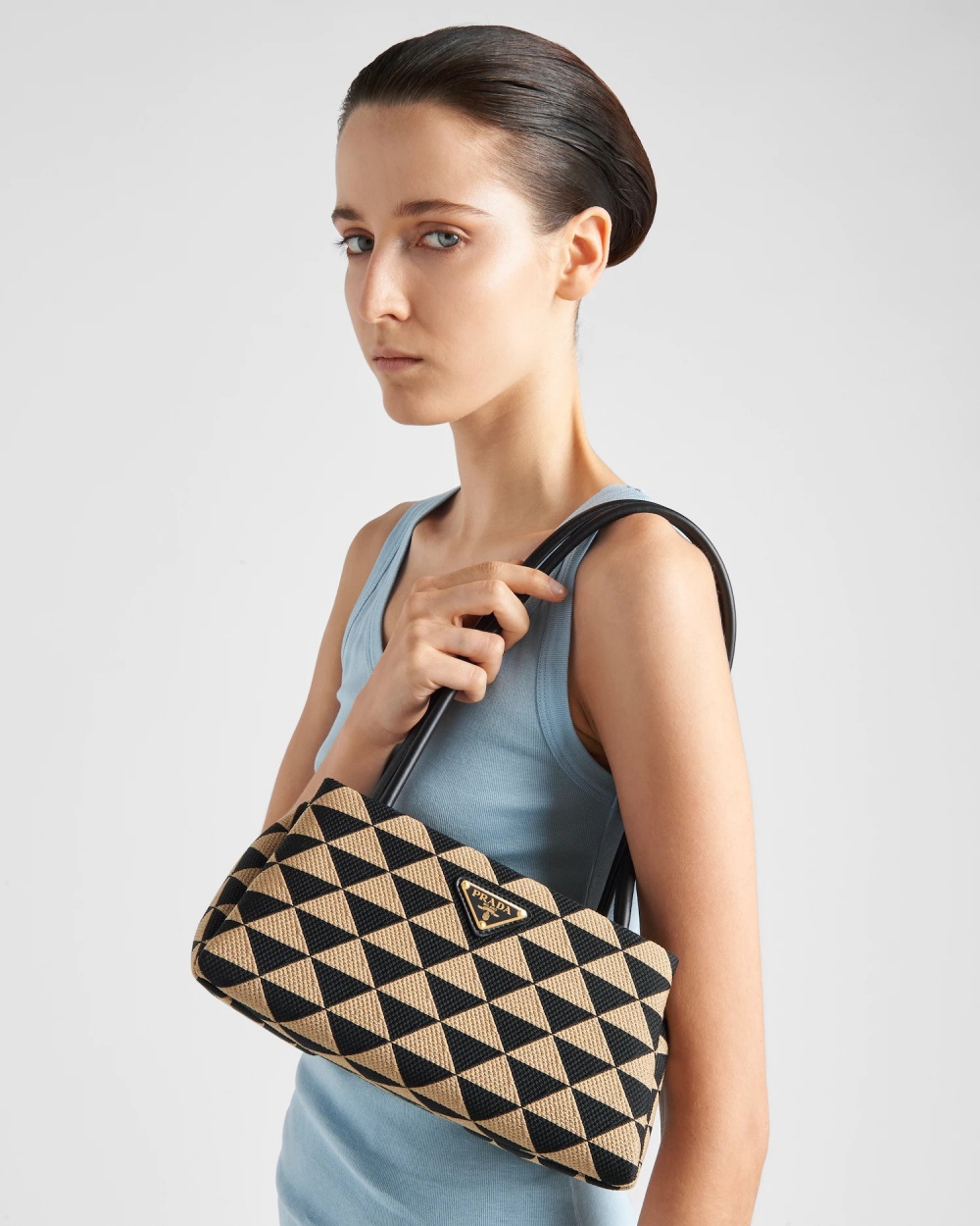 模特兒演繹Prada Small Leather Bag-Beige。
