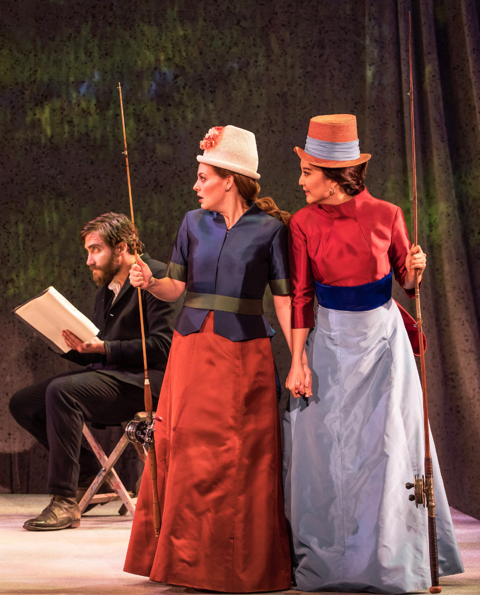 擁有著好歌喉的她,在百老匯工作過。