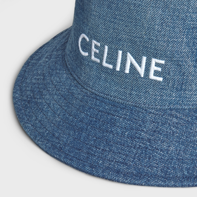 以水洗牛仔布呈現帶點褪色的復古效果。