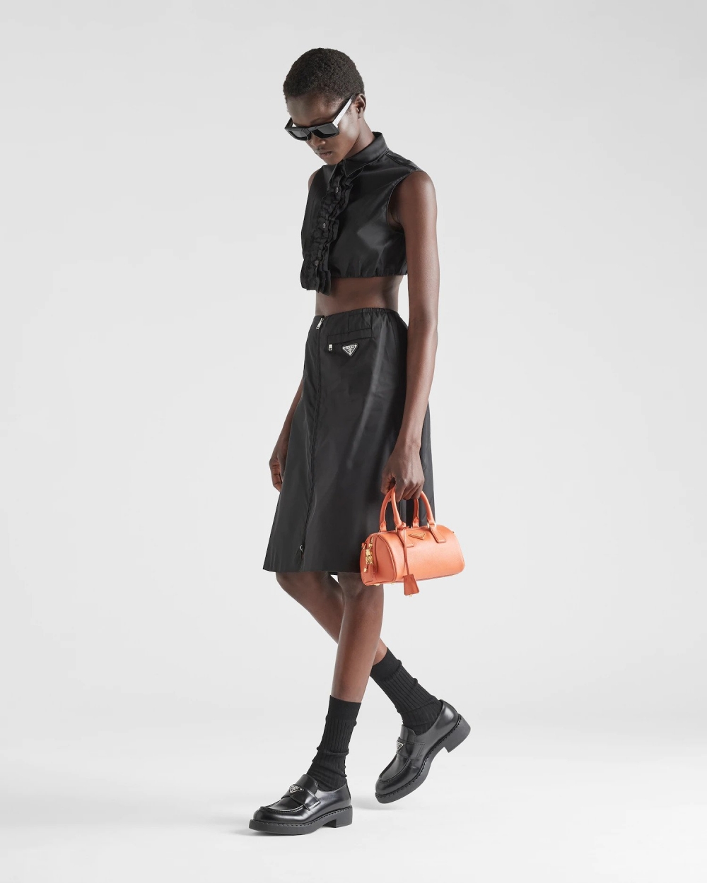 模特兒演繹Prada Saffiano leather Top-Handle Bag-Orange。