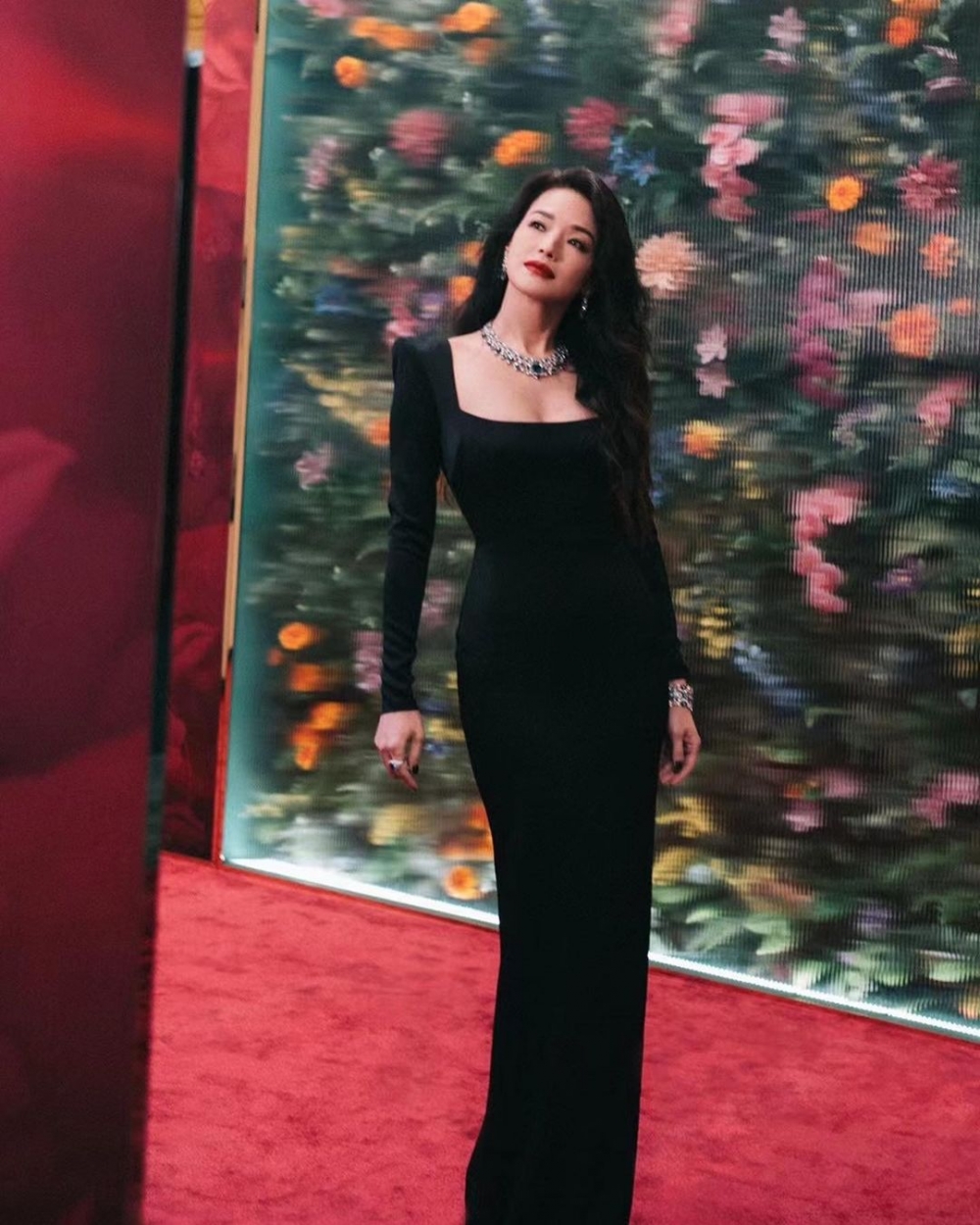 黑色的禮服搭配上紅唇更是成為性感的代名詞。