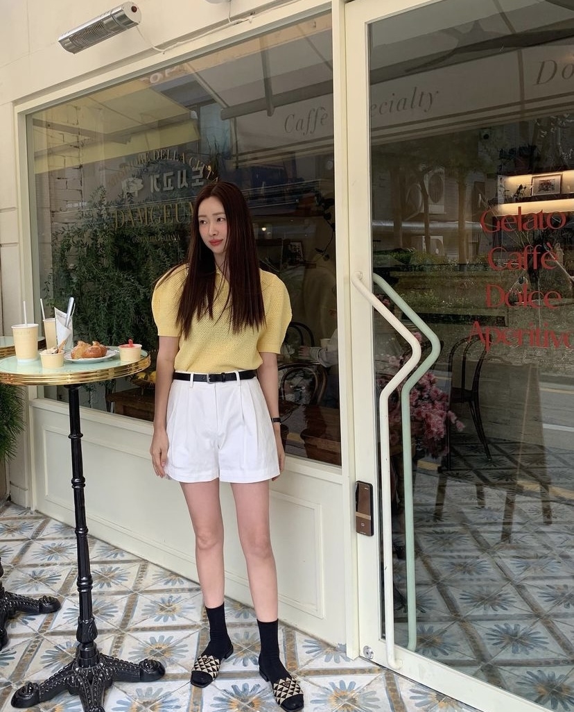 黃色針織短袖配白色短褲。