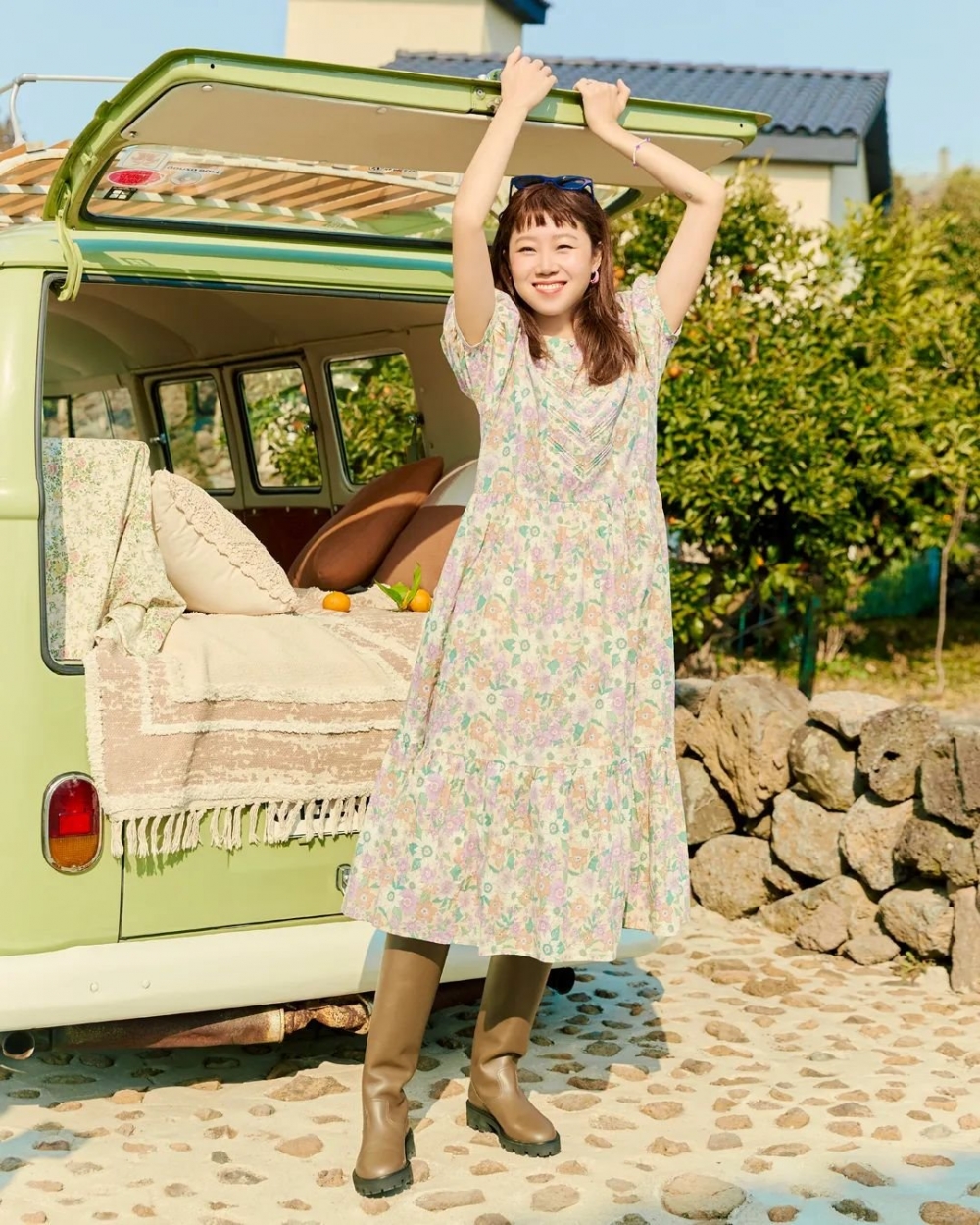 或是搭配上長靴也是不同的造型。