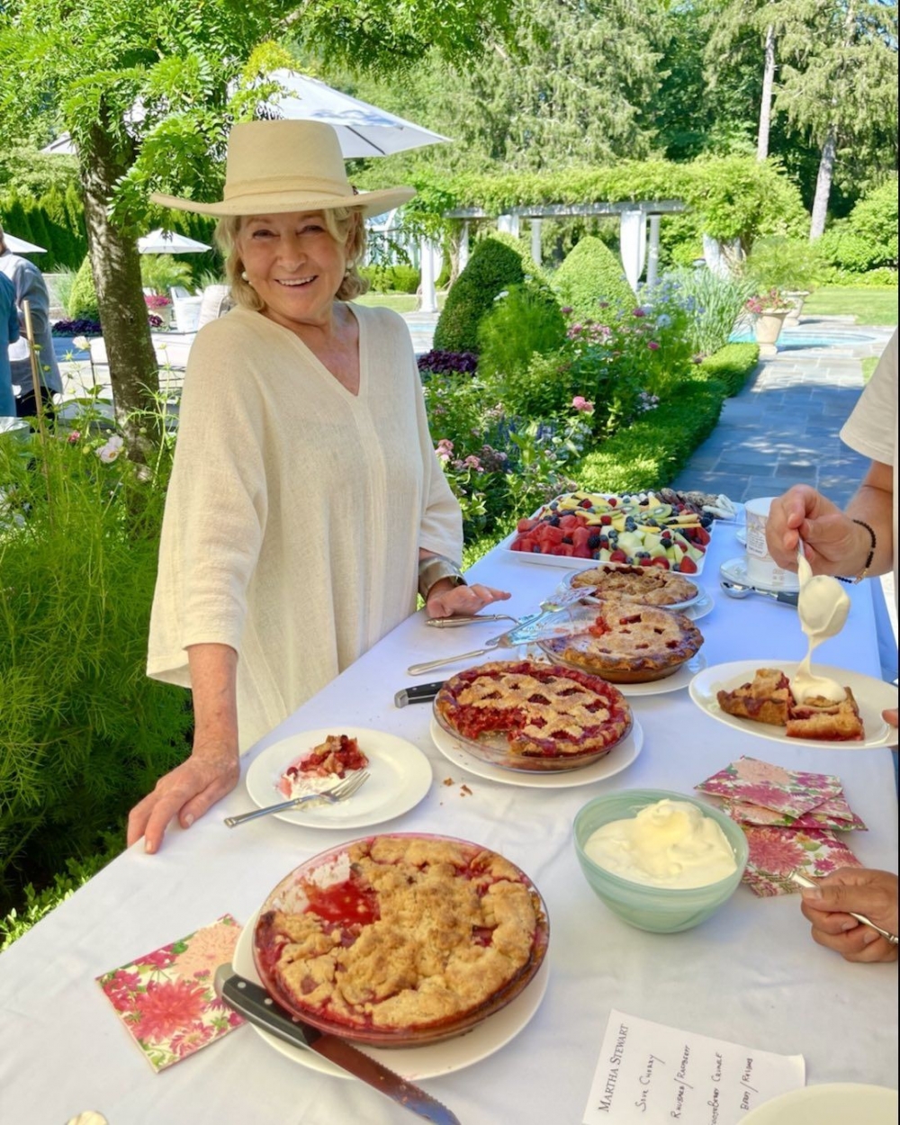 她也成為了一位名利雙收的事業女強人。