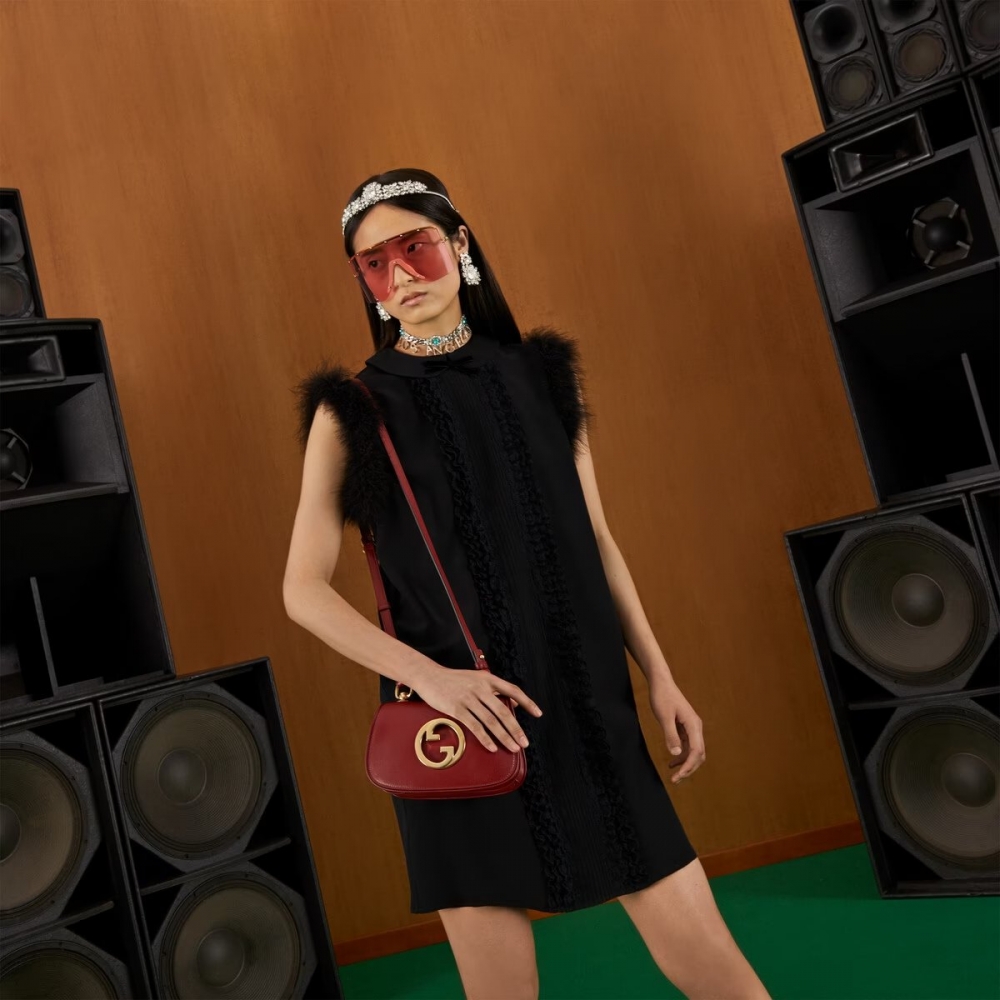 紅配金的搭配也非常高貴。