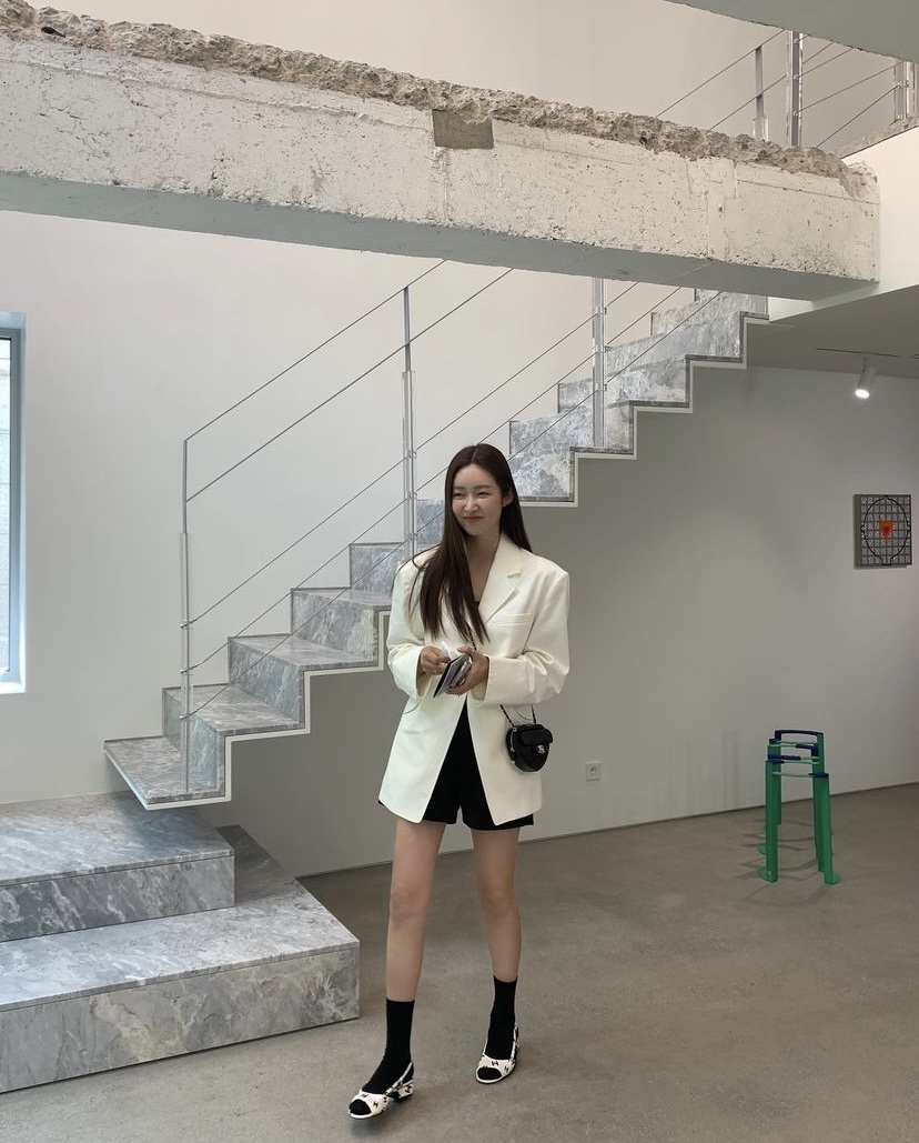 高跟涼鞋搭配黑色襪子。