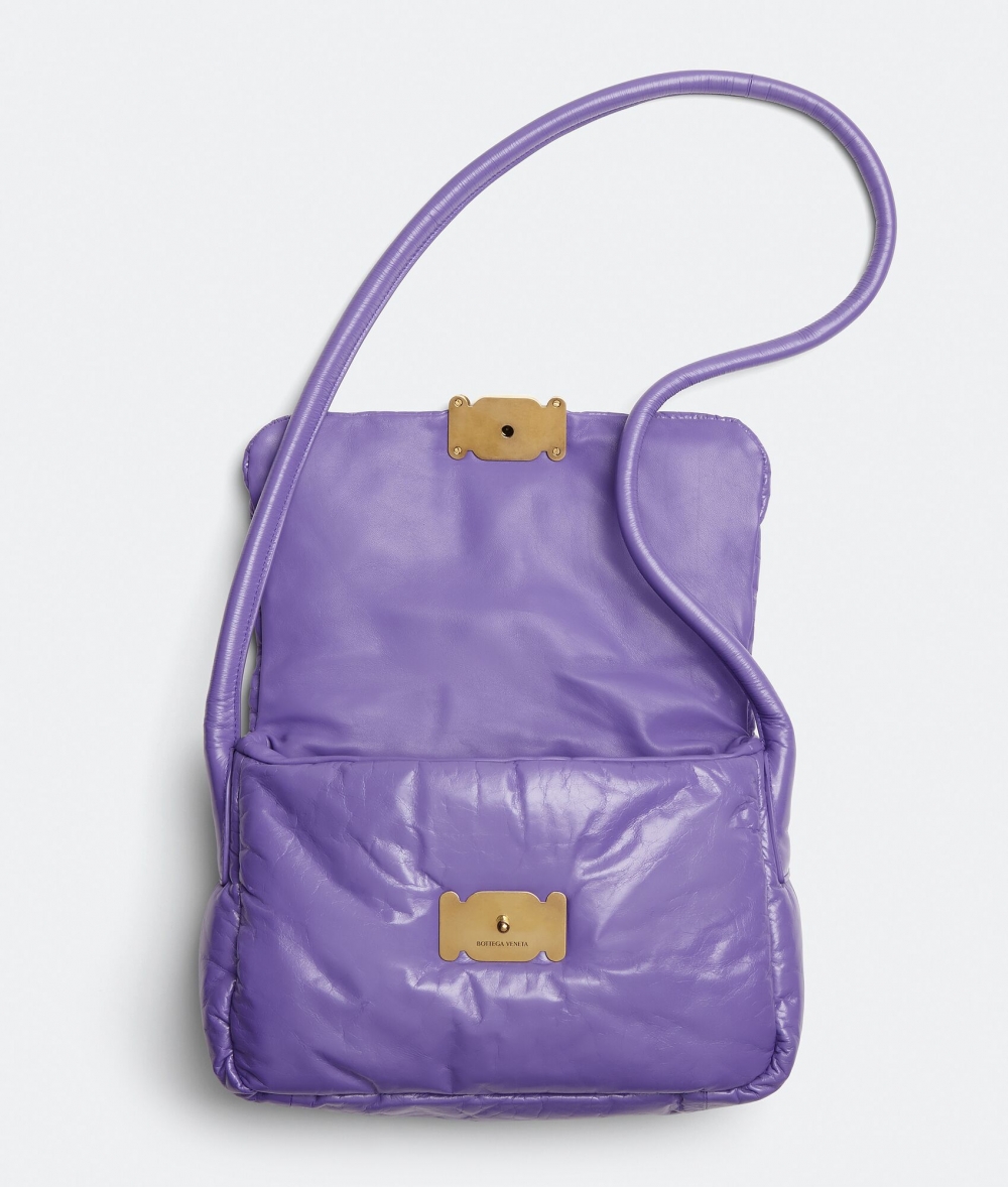 雕刻形式的品牌標誌精緻飾在金屬封扣。