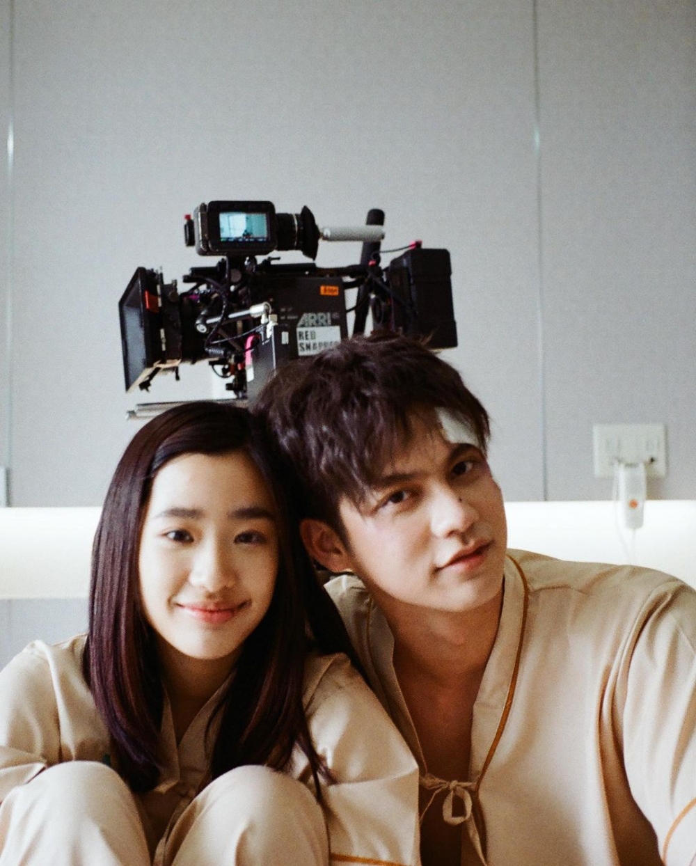 Bright Vachirawit與演員Tontawan Tantivejakul合照。