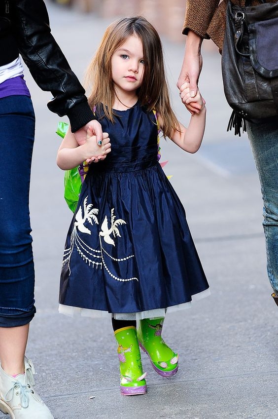 擁有爸爸的藍眼睛，媽媽的精緻五官。