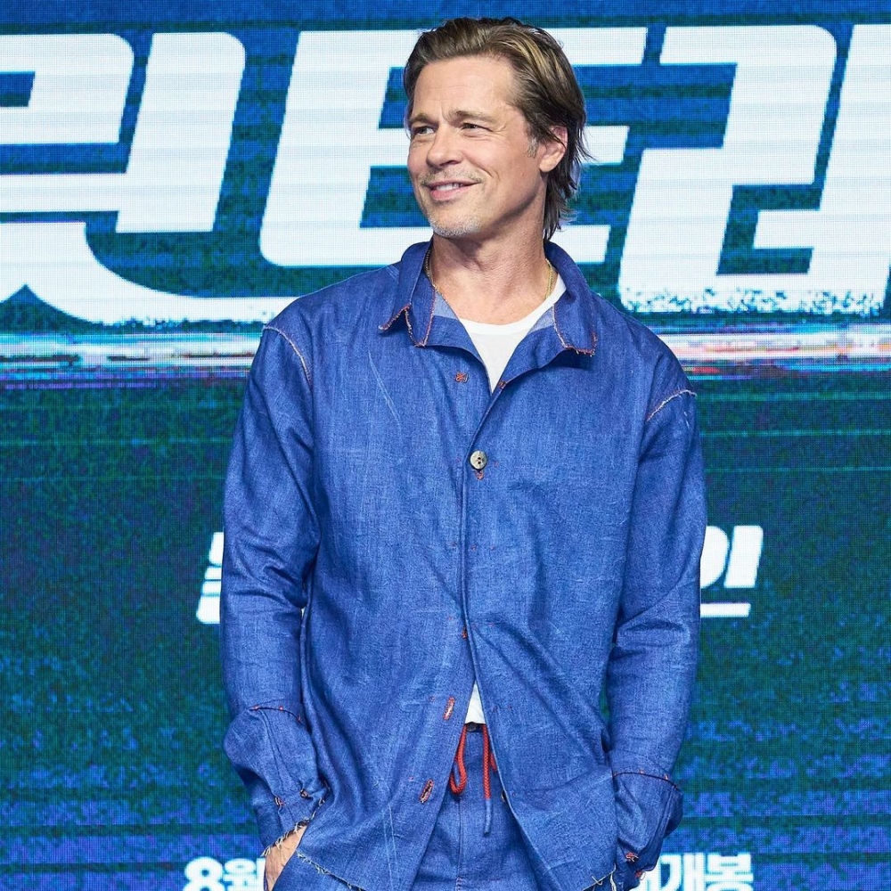 以牛仔西裝套裝出席新聞發佈會。