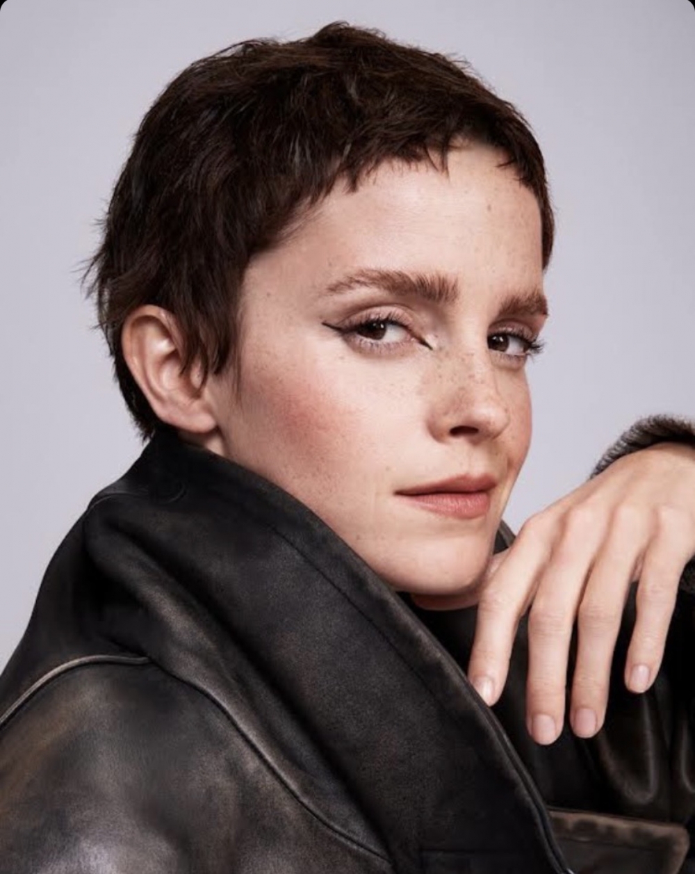 她的新妝容也相當特別。