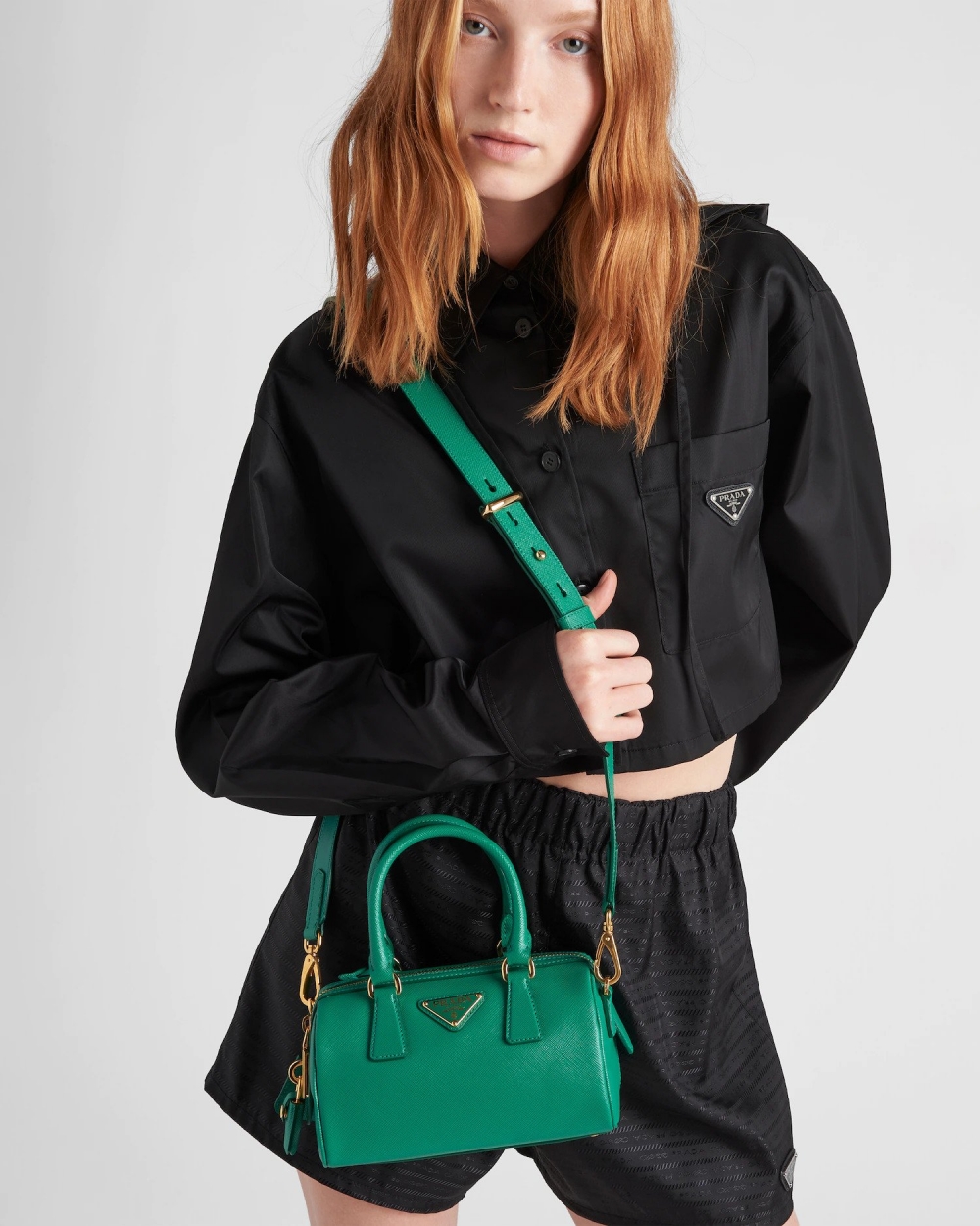 模特兒演繹Prada Saffiano leather Top-Handle Bag-Mango。