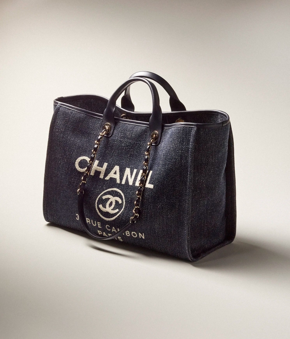 在CHANEL新季中的Maxi Shopping Bag。