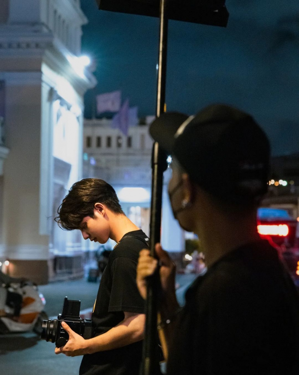 Bright Vachirawit捕捉Lola手袋不同的面貌與態度。