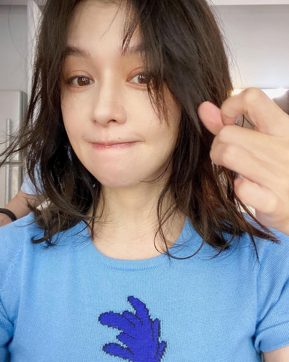 素顏下是令人羨慕的水潤少女肌。