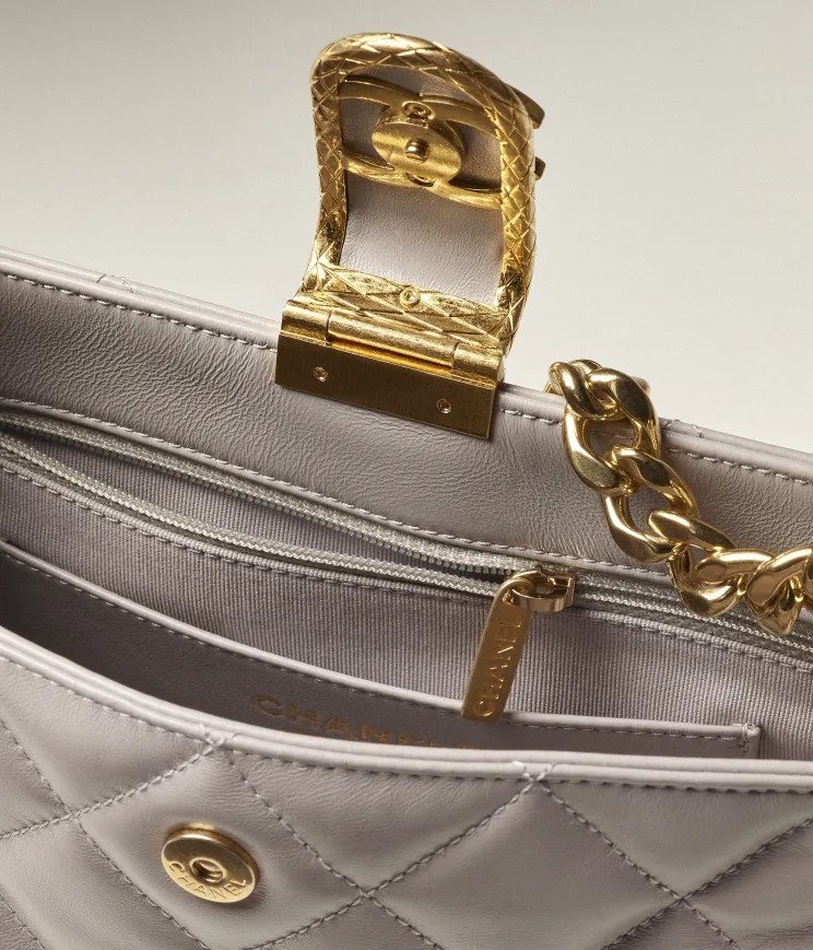 金色金屬的雙C開合扣。