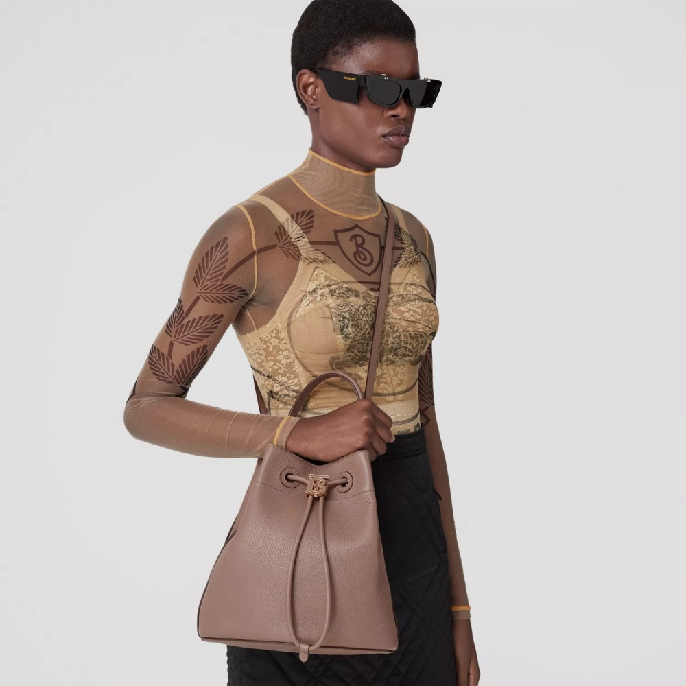 模特兒演繹Grainy Leather Small TB Bucket Bag-Light Saddle Brown。