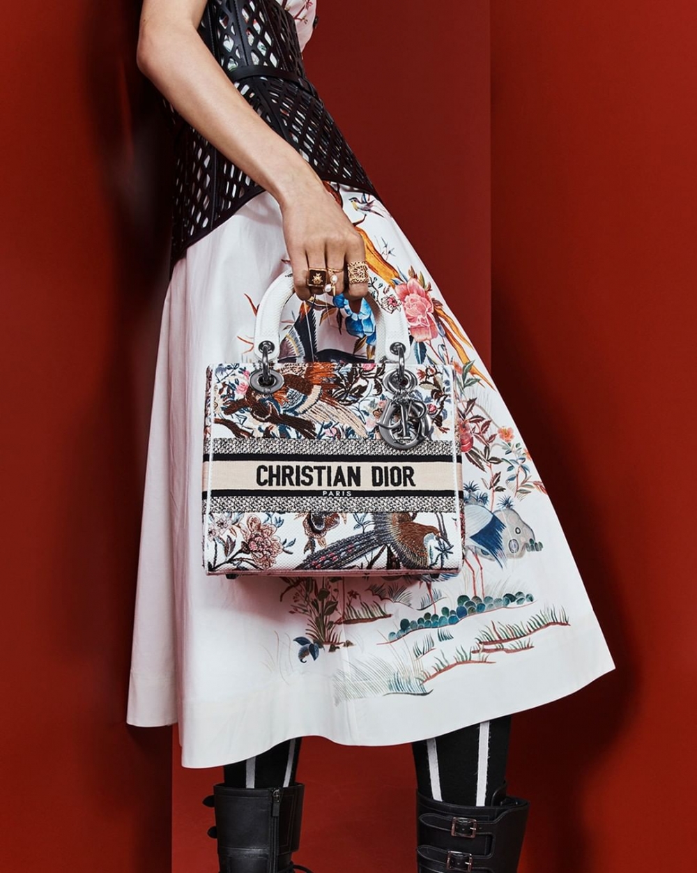 模特兒示範Medium Lady D-Lite Bag。