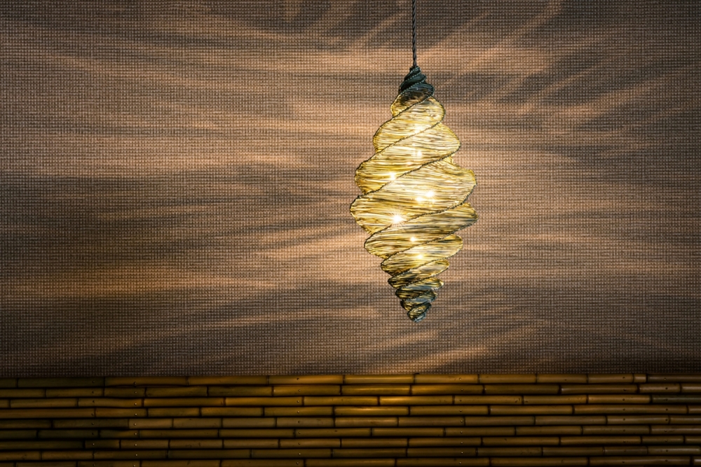 吊著用稻草編織的傳統「螢籠」。