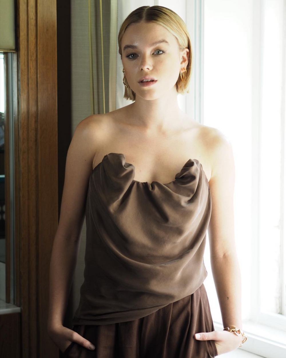 這套棕色的Toteme也非常出色。