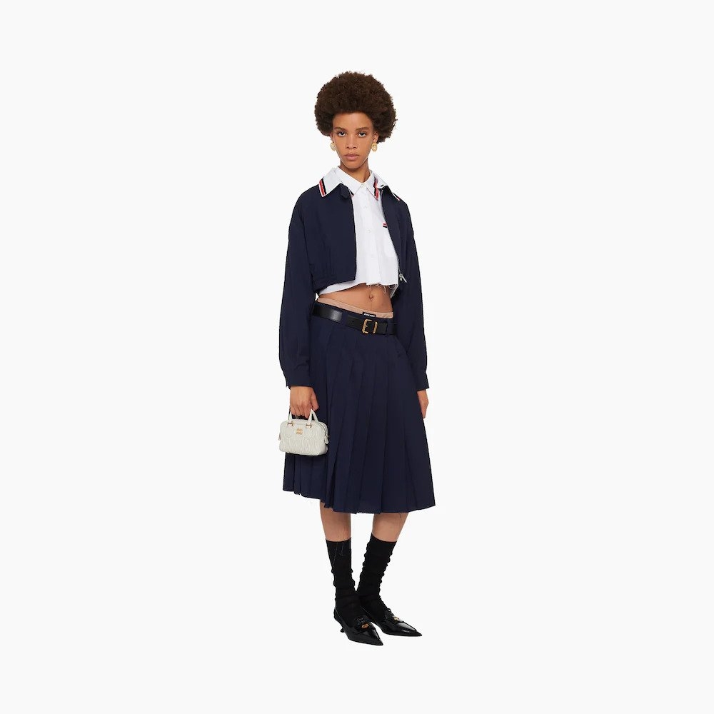 模特兒演繹Matelassé Nappa Leather Top-Handle Mini-Bag-White。