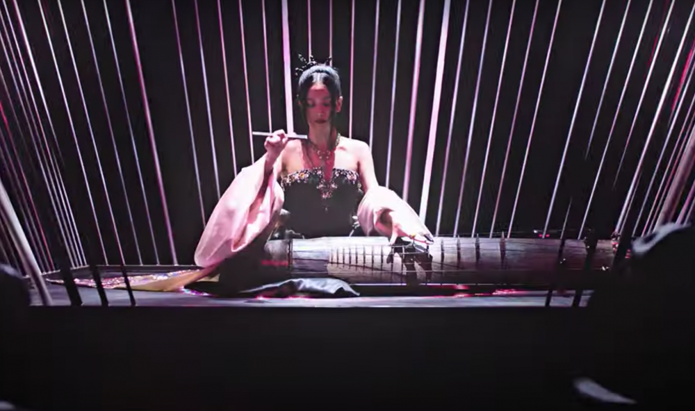 這次在mv中Jisoo也換上許多造型。