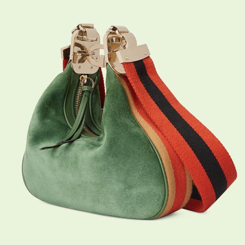Web條紋織帶勾勒出半月形流浪包輪廓。