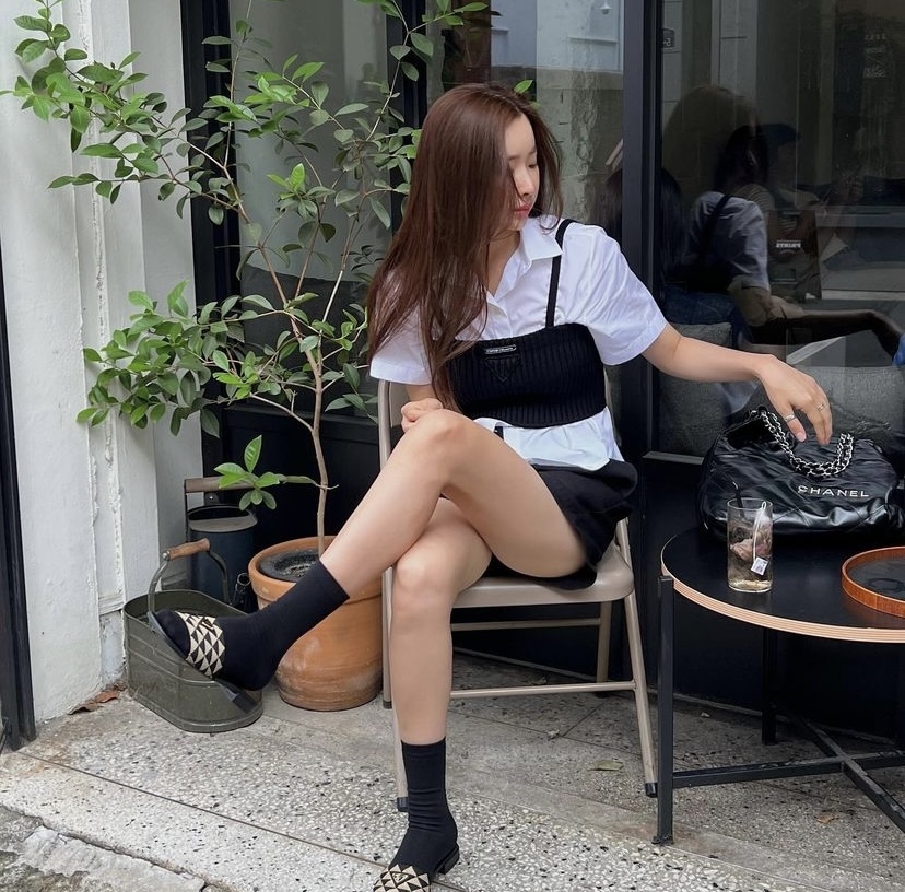 平底拖鞋配襪子穿出獨一無二的風格。