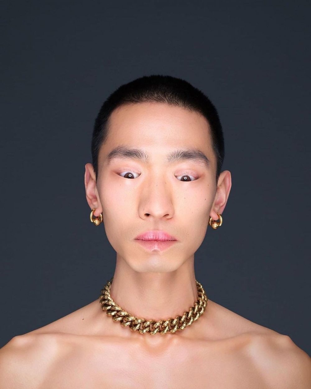 將肖象照拍攝的多了幾分古怪的氛圍。