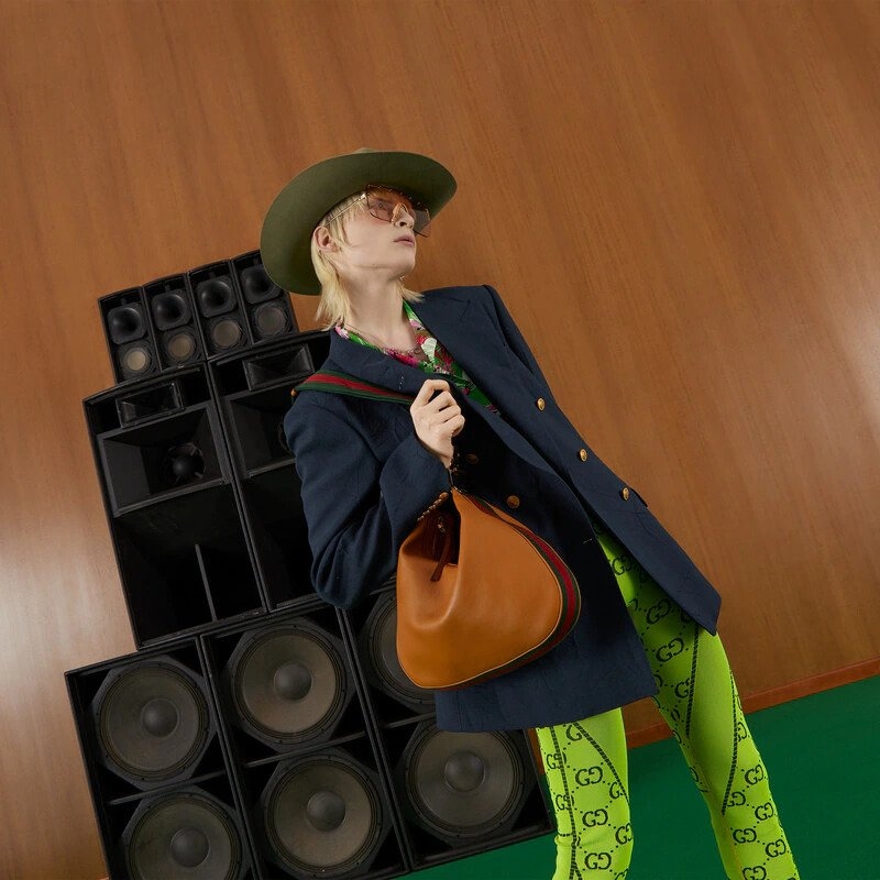 模特兒演繹Gucci Attache Large Shoulder Bag-Dark Orange Leather。