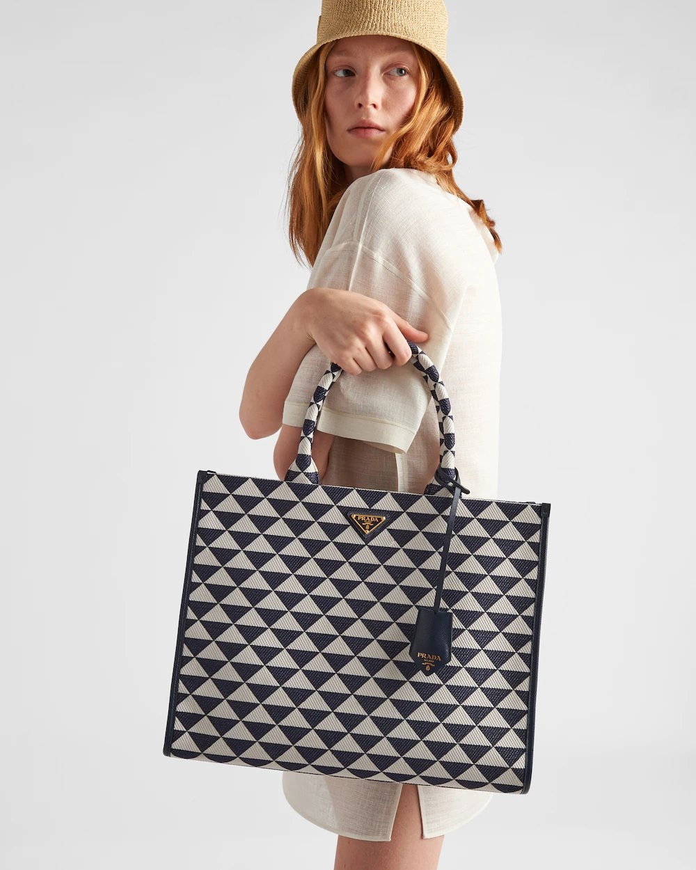 大尺寸的手袋也成為近日的趨勢。