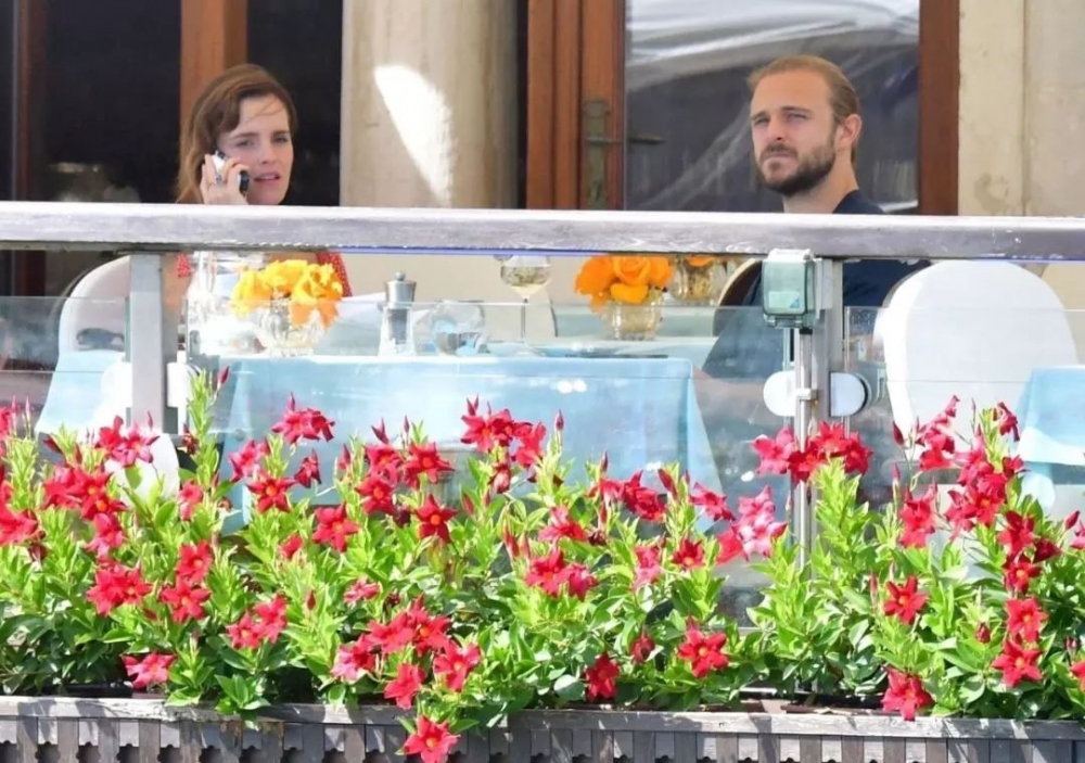 兩人一起前往餐廳用餐。