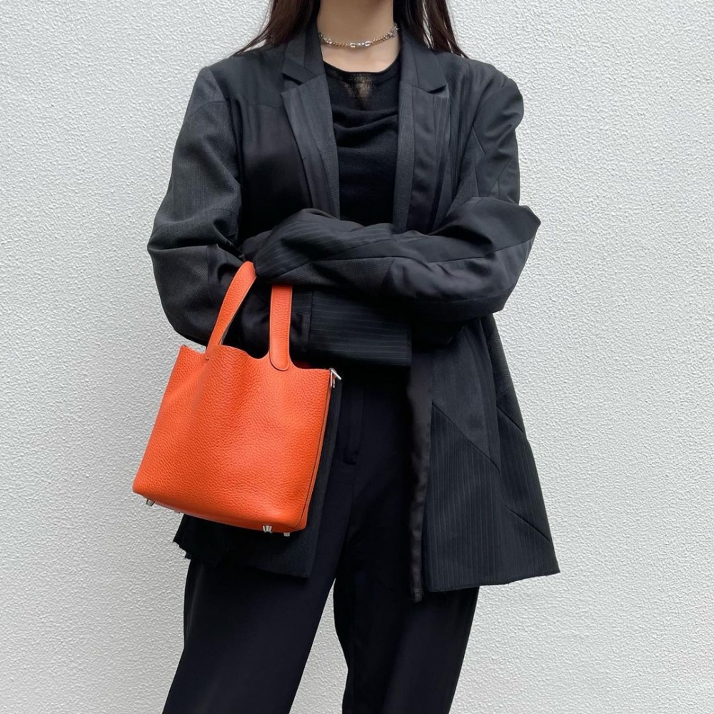 簡約摩登的設計在日常中相當百搭。