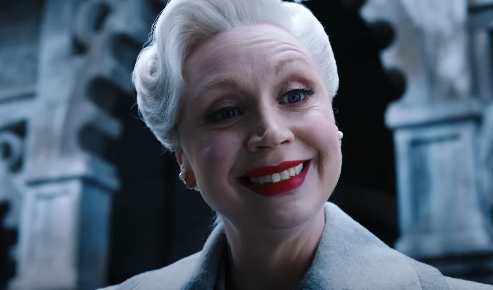 預告片中相當搶眼的人物還有新學校的校長。