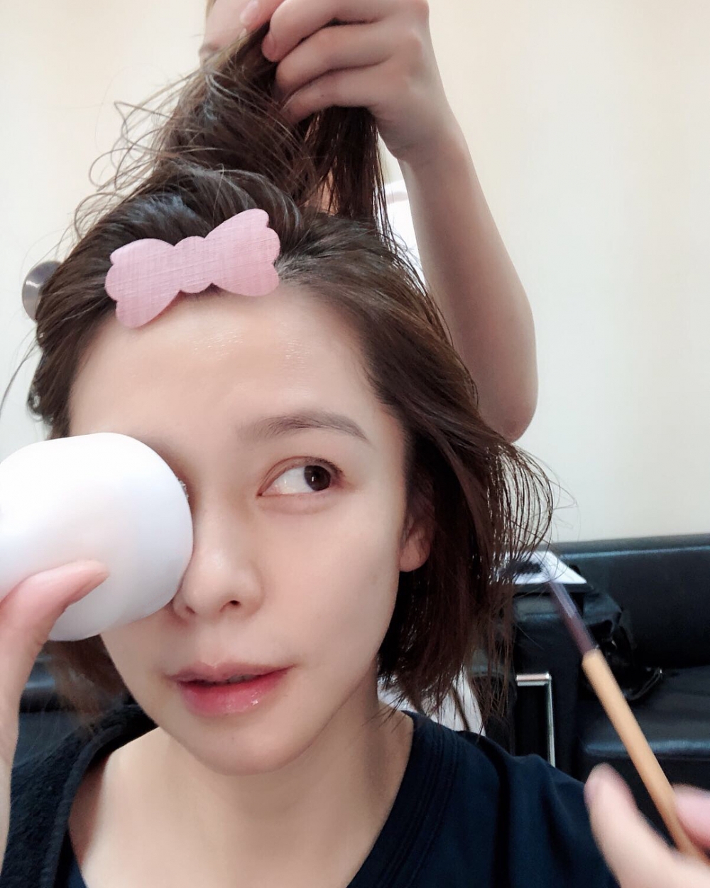 不過若然早上需要拍攝,但雙眼出現浮腫的話,她就會喝黑咖啡再加冰鎮眼周肌,來舒緩臉腫、眼腫等問題 。