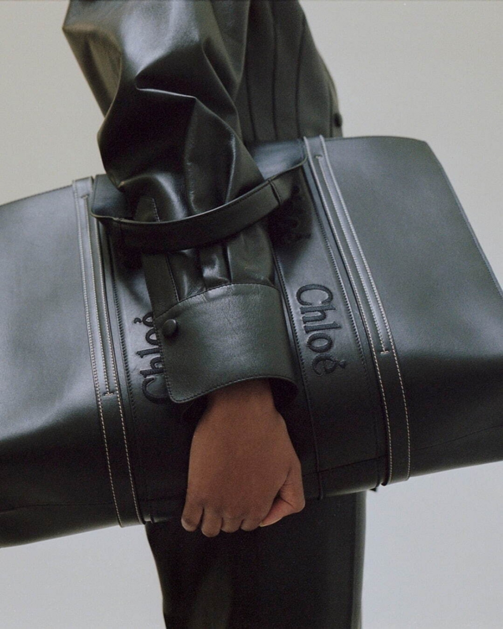 Large Woody Tote Bag全新廣告形象照。