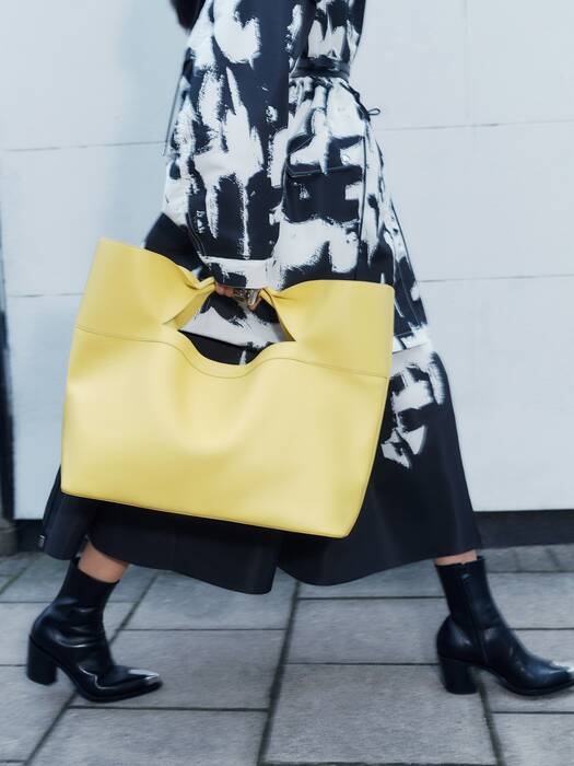 模特兒提著The Bow蝴蝶結包。