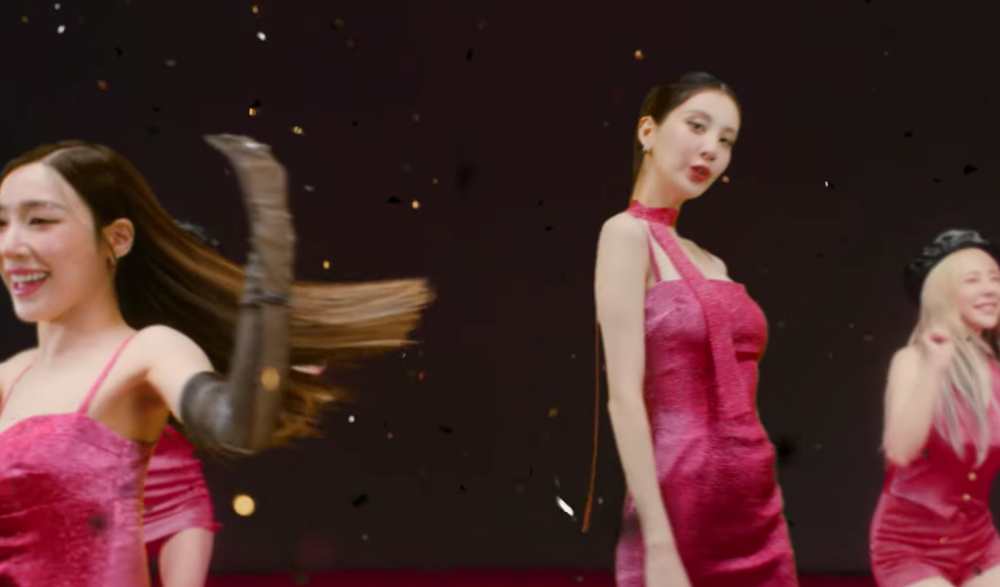 這一幕畫面被大家說是在致敬之前的歌曲《The Boys》。