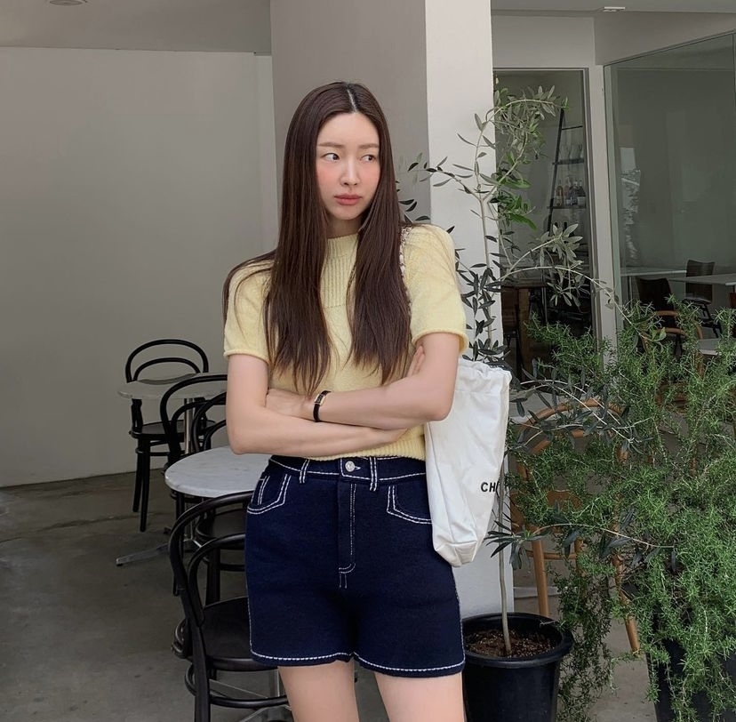 黃色針織短袖配藍色牛仔褲。