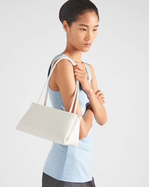 模特兒演繹Prada Small Leather Bag-White。